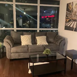 Apartment Downtown 2 Bedroom Families Only Sleeps 5, Toronto