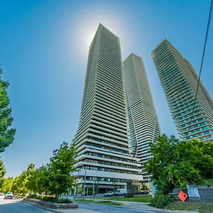 Apartment In Parklawn & Lake Shore With Free Parking Close To Airport, Toronto