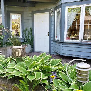 Holiday home Bright Garden By Forest & Beach & Ubc Vancouver