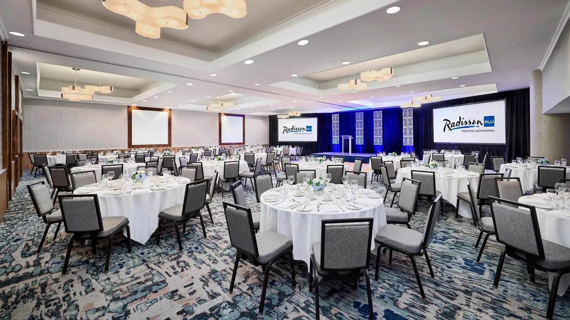 Radisson Blu Toronto Downtown Hotel 4*,